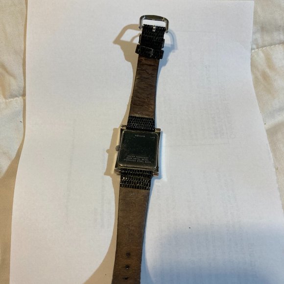 Vintage Bulova leather band quartz tank wristwatch, new battery main image 5